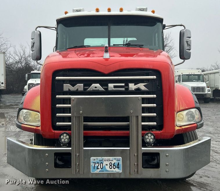 image for item DN0666 2018 Mack GU813 semi truck