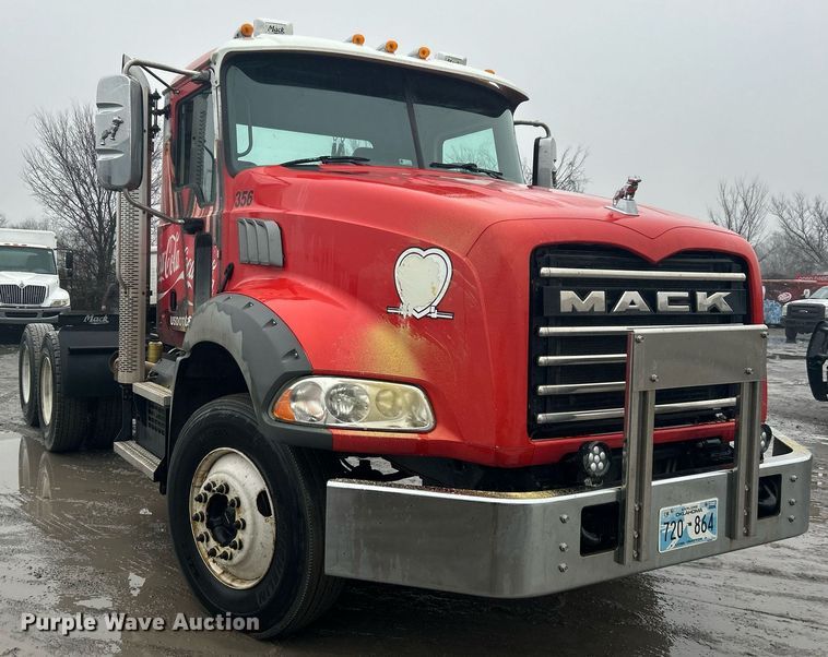image for item DN0666 2018 Mack GU813 semi truck
