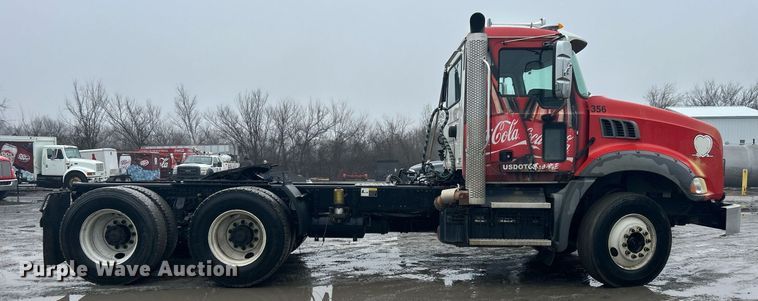 image for item DN0666 2018 Mack GU813 semi truck
