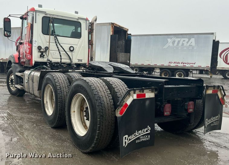 image for item DN0666 2018 Mack GU813 semi truck