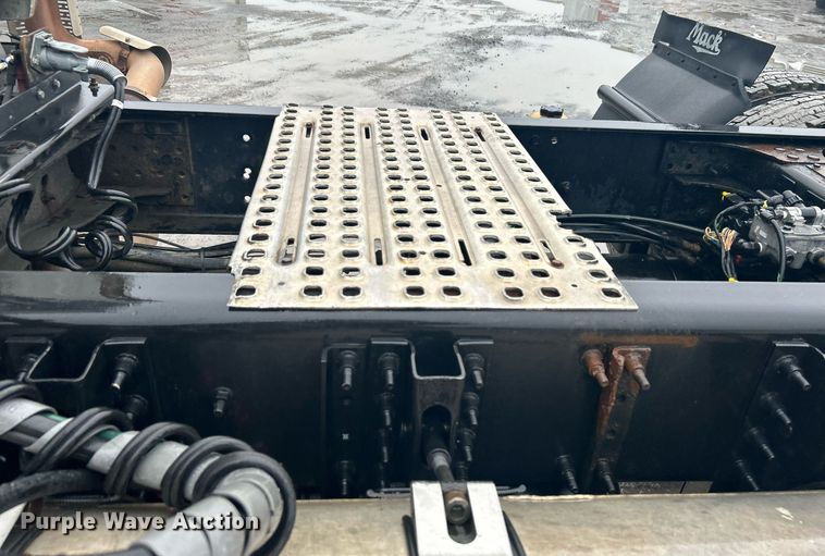 image for item DN0666 2018 Mack GU813 semi truck