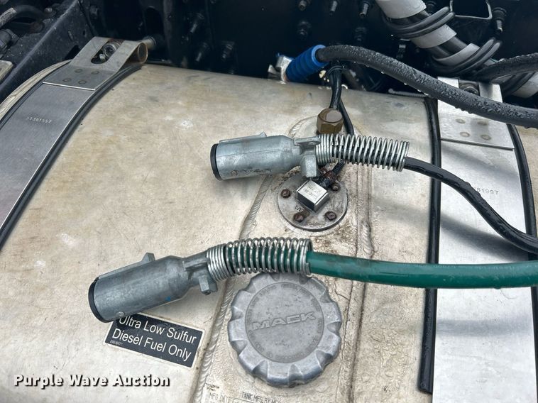 image for item DN0666 2018 Mack GU813 semi truck