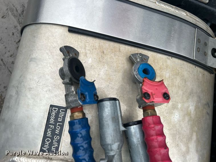 image for item DN0666 2018 Mack GU813 semi truck