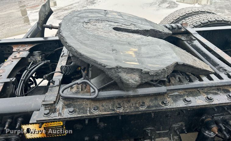 image for item DN0666 2018 Mack GU813 semi truck