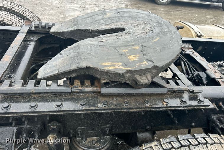 image for item DN0666 2018 Mack GU813 semi truck