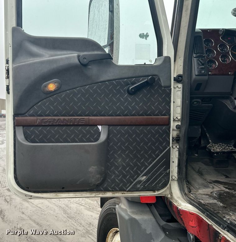 image for item DN0666 2018 Mack GU813 semi truck