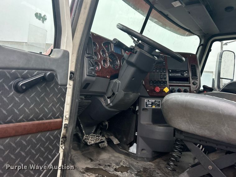 image for item DN0666 2018 Mack GU813 semi truck