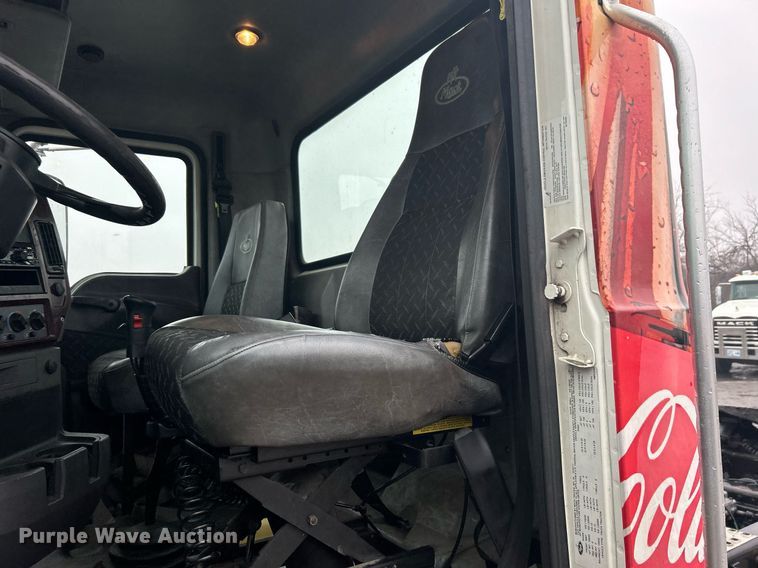 image for item DN0666 2018 Mack GU813 semi truck