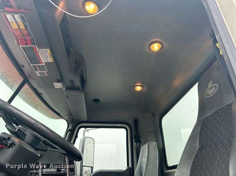 image for item DN0666 2018 Mack GU813 semi truck