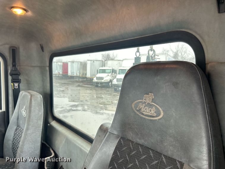 image for item DN0666 2018 Mack GU813 semi truck