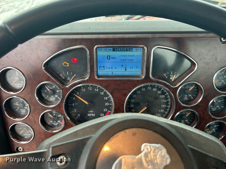 image for item DN0666 2018 Mack GU813 semi truck