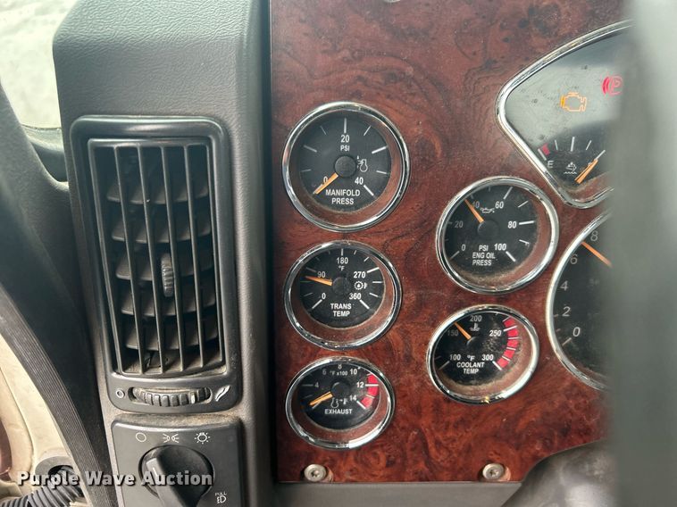 image for item DN0666 2018 Mack GU813 semi truck