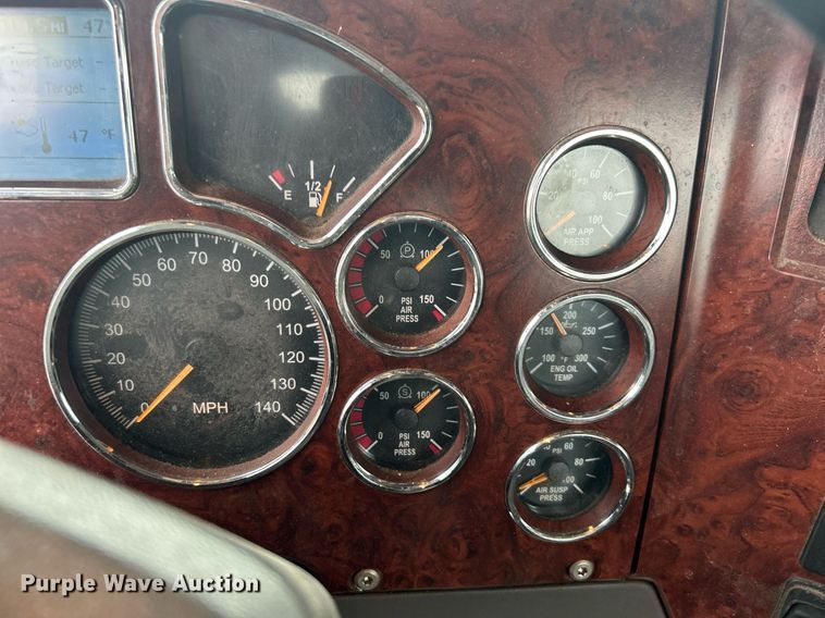 image for item DN0666 2018 Mack GU813 semi truck