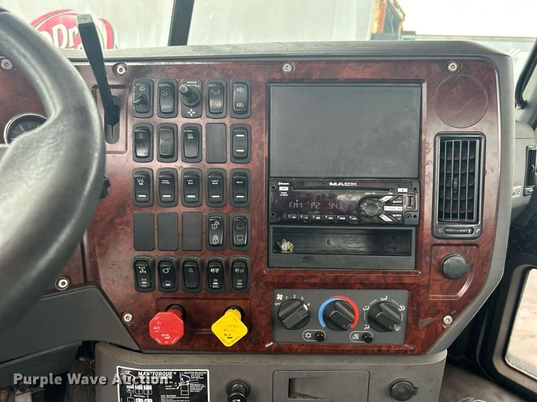 image for item DN0666 2018 Mack GU813 semi truck