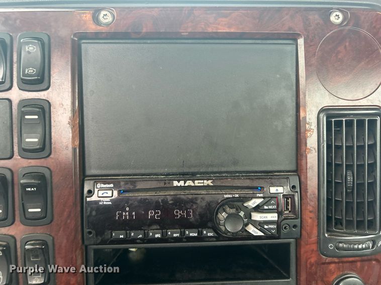 image for item DN0666 2018 Mack GU813 semi truck