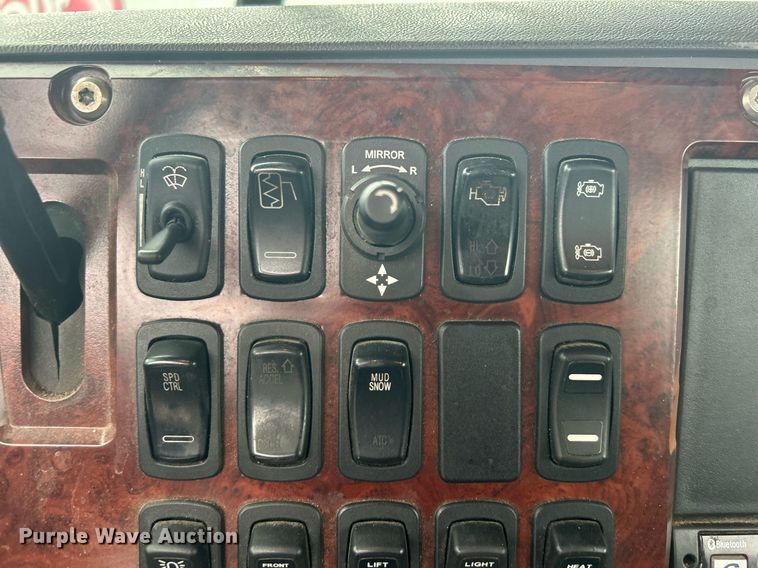 image for item DN0666 2018 Mack GU813 semi truck