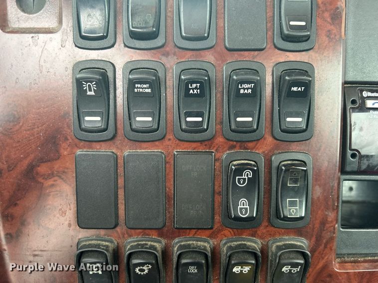 image for item DN0666 2018 Mack GU813 semi truck