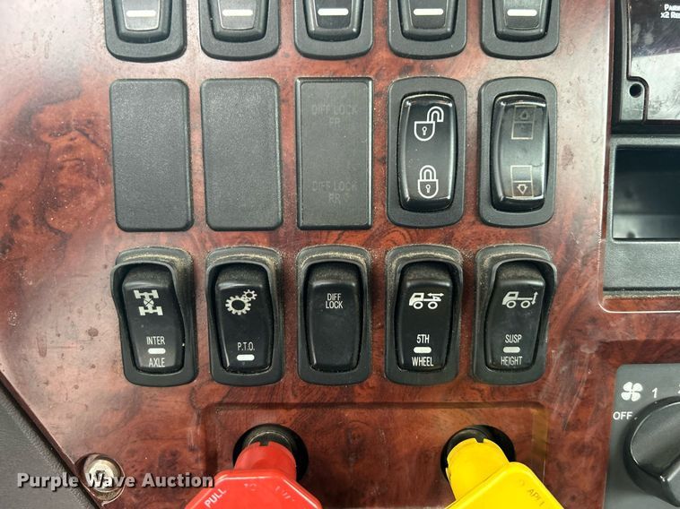 image for item DN0666 2018 Mack GU813 semi truck