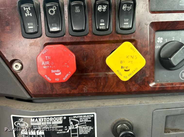 image for item DN0666 2018 Mack GU813 semi truck