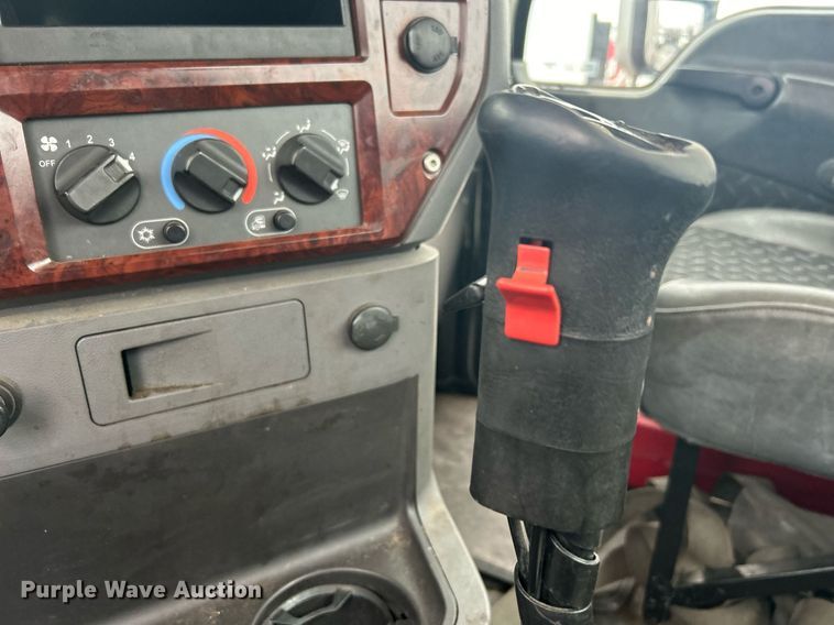 image for item DN0666 2018 Mack GU813 semi truck