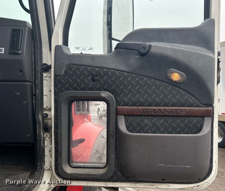 image for item DN0666 2018 Mack GU813 semi truck