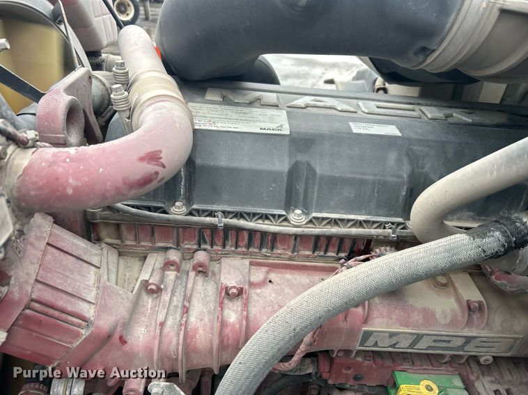 image for item DN0666 2018 Mack GU813 semi truck