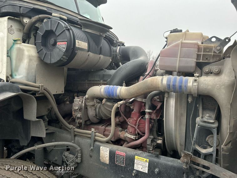 image for item DN0666 2018 Mack GU813 semi truck