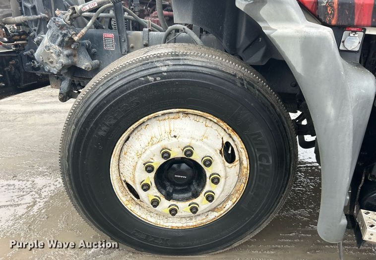 image for item DN0666 2018 Mack GU813 semi truck