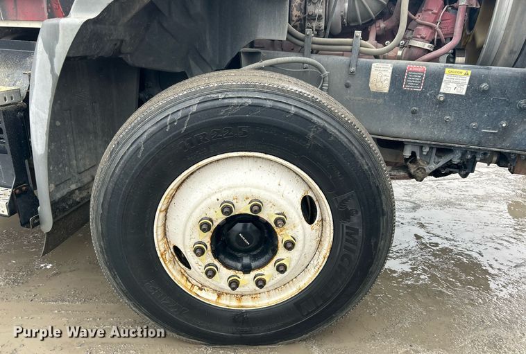 image for item DN0666 2018 Mack GU813 semi truck