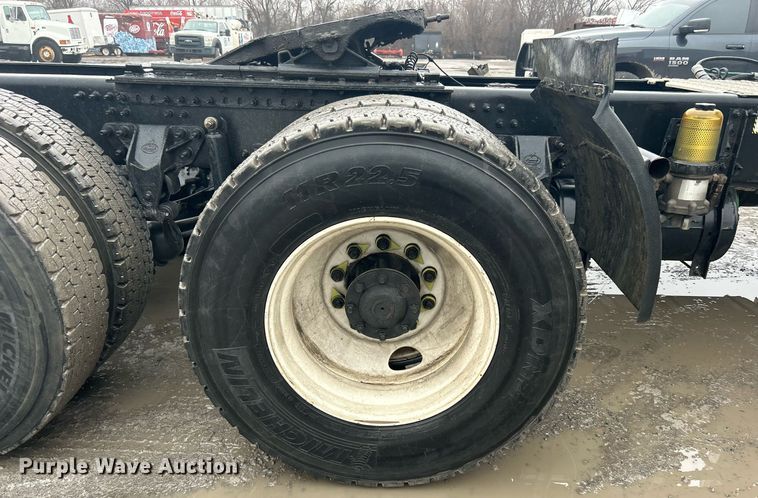 image for item DN0666 2018 Mack GU813 semi truck