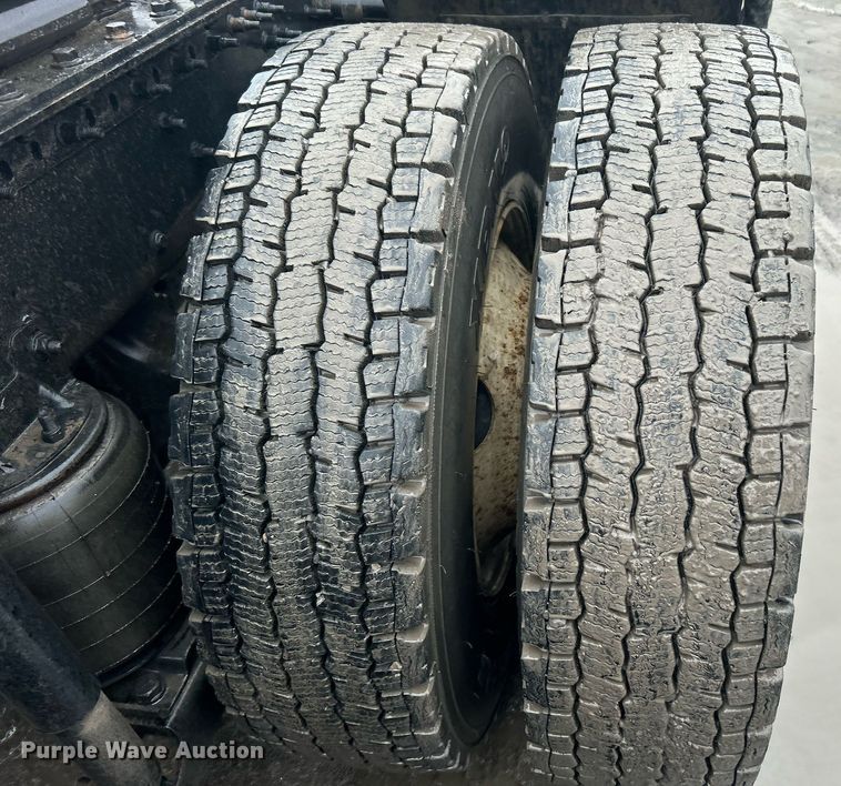 image for item DN0666 2018 Mack GU813 semi truck