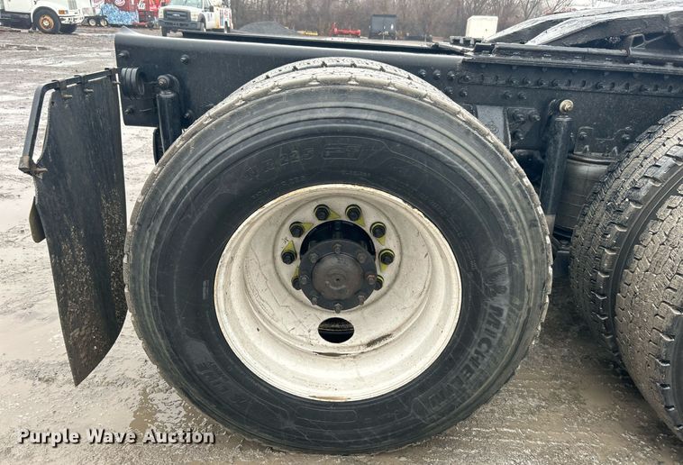 image for item DN0666 2018 Mack GU813 semi truck