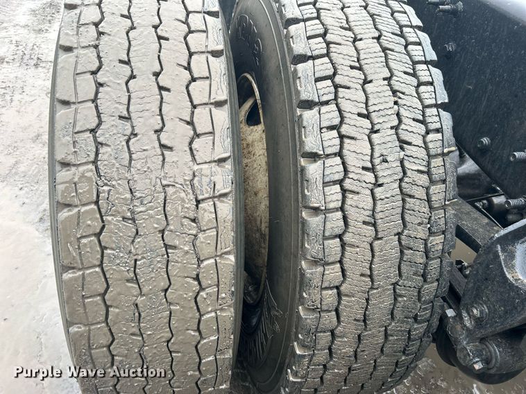 image for item DN0666 2018 Mack GU813 semi truck