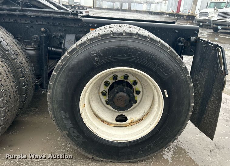 image for item DN0666 2018 Mack GU813 semi truck