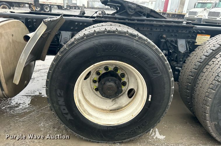 image for item DN0666 2018 Mack GU813 semi truck