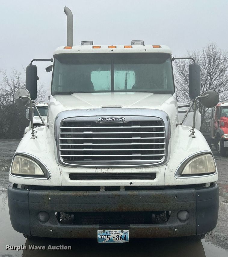 image for item DN0668 2005 Freightliner  Columbia semi truck