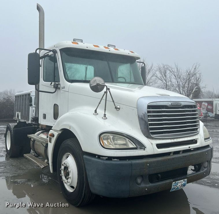 image for item DN0668 2005 Freightliner  Columbia semi truck