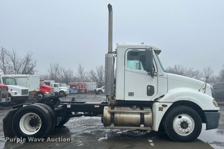 image for item DN0668 2005 Freightliner  Columbia semi truck