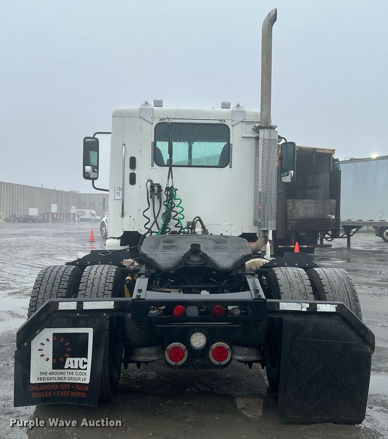 image for item DN0668 2005 Freightliner  Columbia semi truck