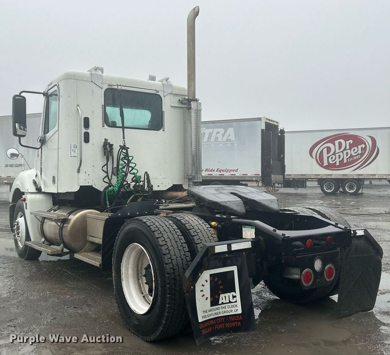 image for item DN0668 2005 Freightliner  Columbia semi truck