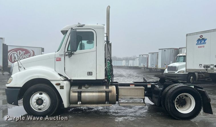 image for item DN0668 2005 Freightliner  Columbia semi truck