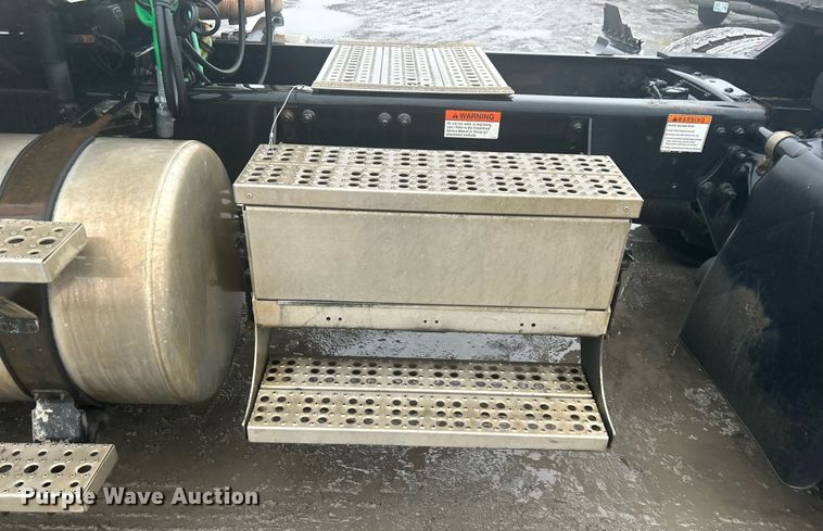 image for item DN0668 2005 Freightliner  Columbia semi truck