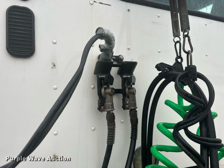 image for item DN0668 2005 Freightliner  Columbia semi truck