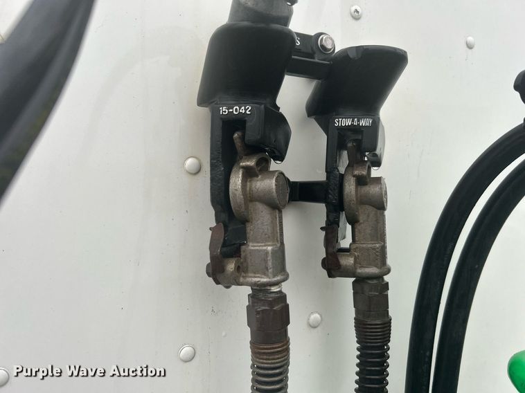 image for item DN0668 2005 Freightliner  Columbia semi truck