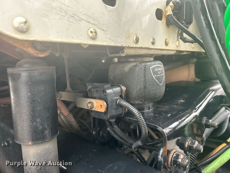 image for item DN0668 2005 Freightliner  Columbia semi truck