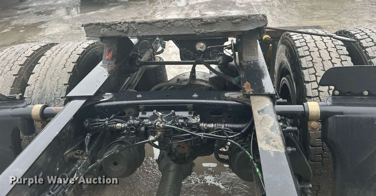 image for item DN0668 2005 Freightliner  Columbia semi truck