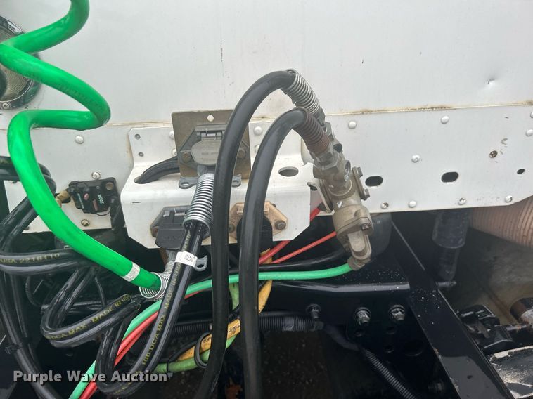 image for item DN0668 2005 Freightliner  Columbia semi truck