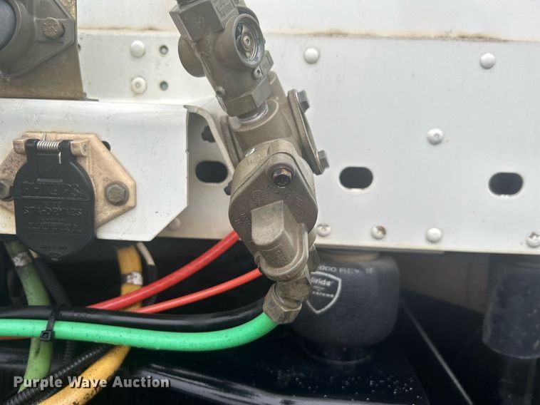 image for item DN0668 2005 Freightliner  Columbia semi truck