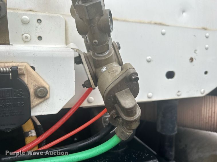 image for item DN0668 2005 Freightliner  Columbia semi truck