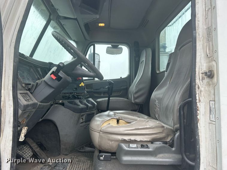 image for item DN0668 2005 Freightliner  Columbia semi truck